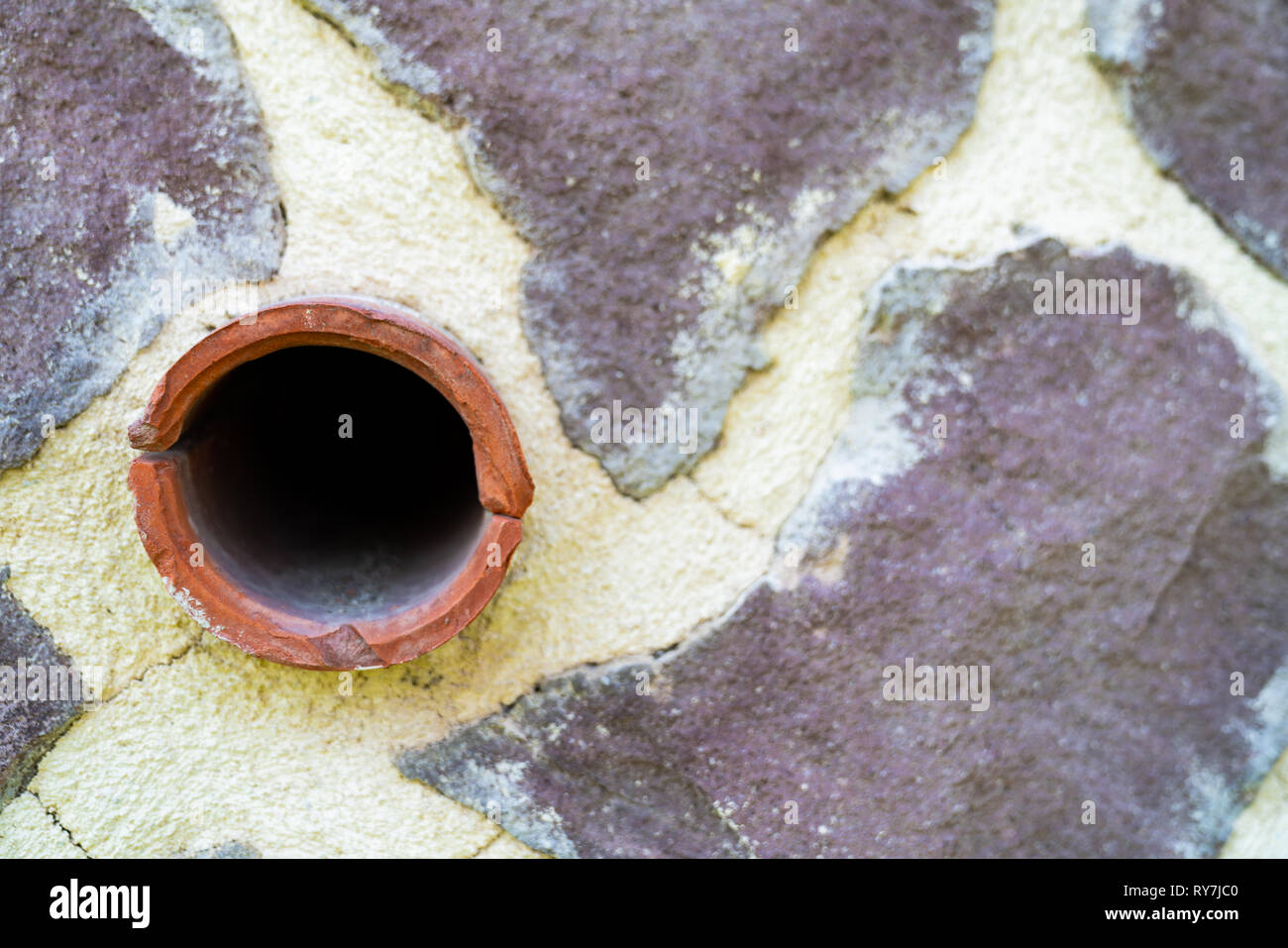 Piscina nel giardino di roccia cava Foto Stock