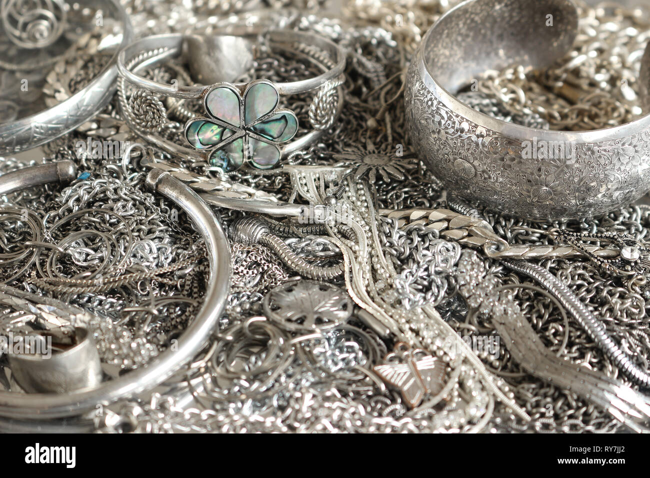 Tesoro d'argento. In prossimità di vari gioielli in argento oggetti Foto  stock - Alamy