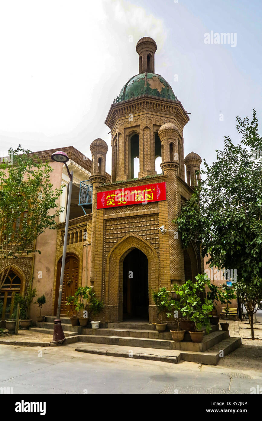 Kashgar Old Town comune architettura uigura Pavilion edifici. Traduzione: "Amare il Partito comunista. L'amore del paese". Foto Stock