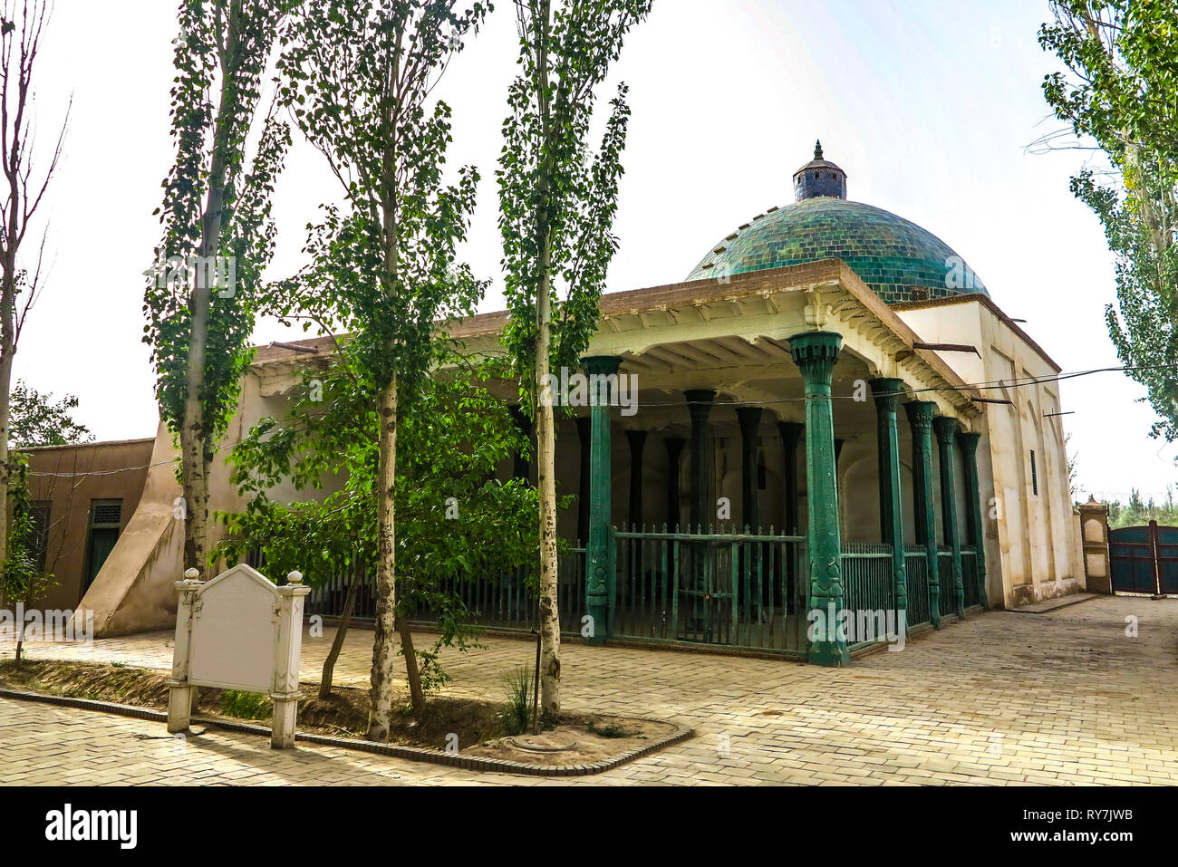 Kashgar Afaq mausoleo di Khoja e piastrelle verdi Colonna di legno pilastri moschea a cupola Foto Stock