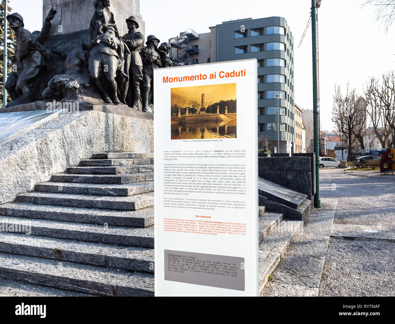 LECCO, Italia - 20 febbraio 2019: segno del memoriale di guerra il Monumento ai Caduti (monumento ai caduti) sul lungomare Lungolario Isonzo a Lecco. Monumento Foto Stock