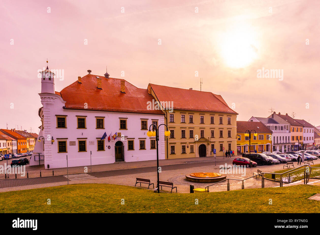 Slavkov u Brna Centro storico Città ufficio del governo con il cielo nuvoloso in inverno Foto Stock