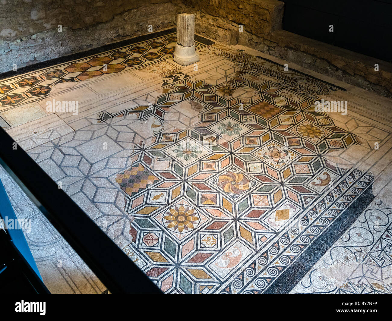 BRESCIA, Italia - 21 febbraio 2019: un mosaico antico nel monastero di Santa Giulia di Brescia. Santa Giulia è iscritta nella Lista del Patrimonio Mondiale dell ONU Foto Stock