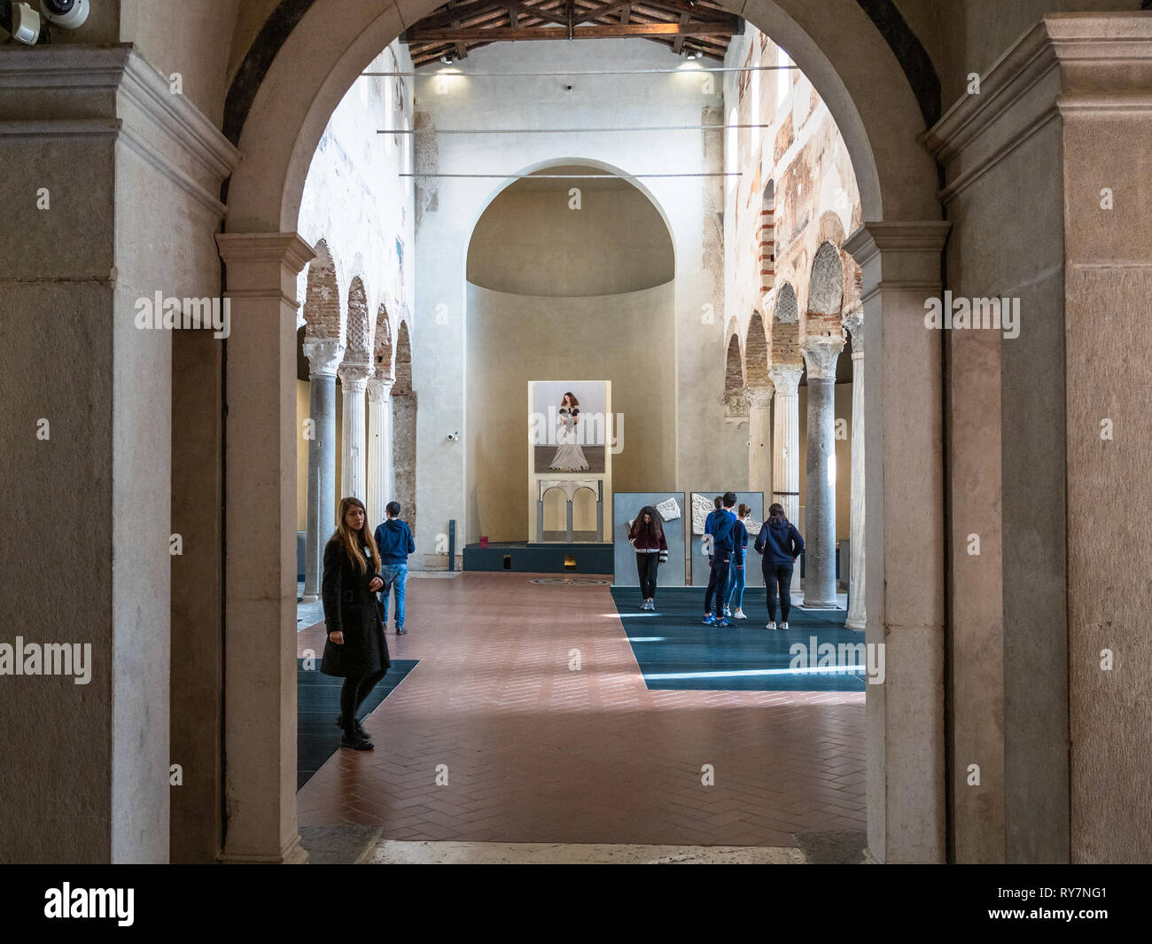 BRESCIA, Italia - 21 febbraio 2019: turisti nella sala del monastero di Santa Giulia di Brescia. Santa Giulia è iscritta nella Lista del Patrimonio Mondiale di Foto Stock