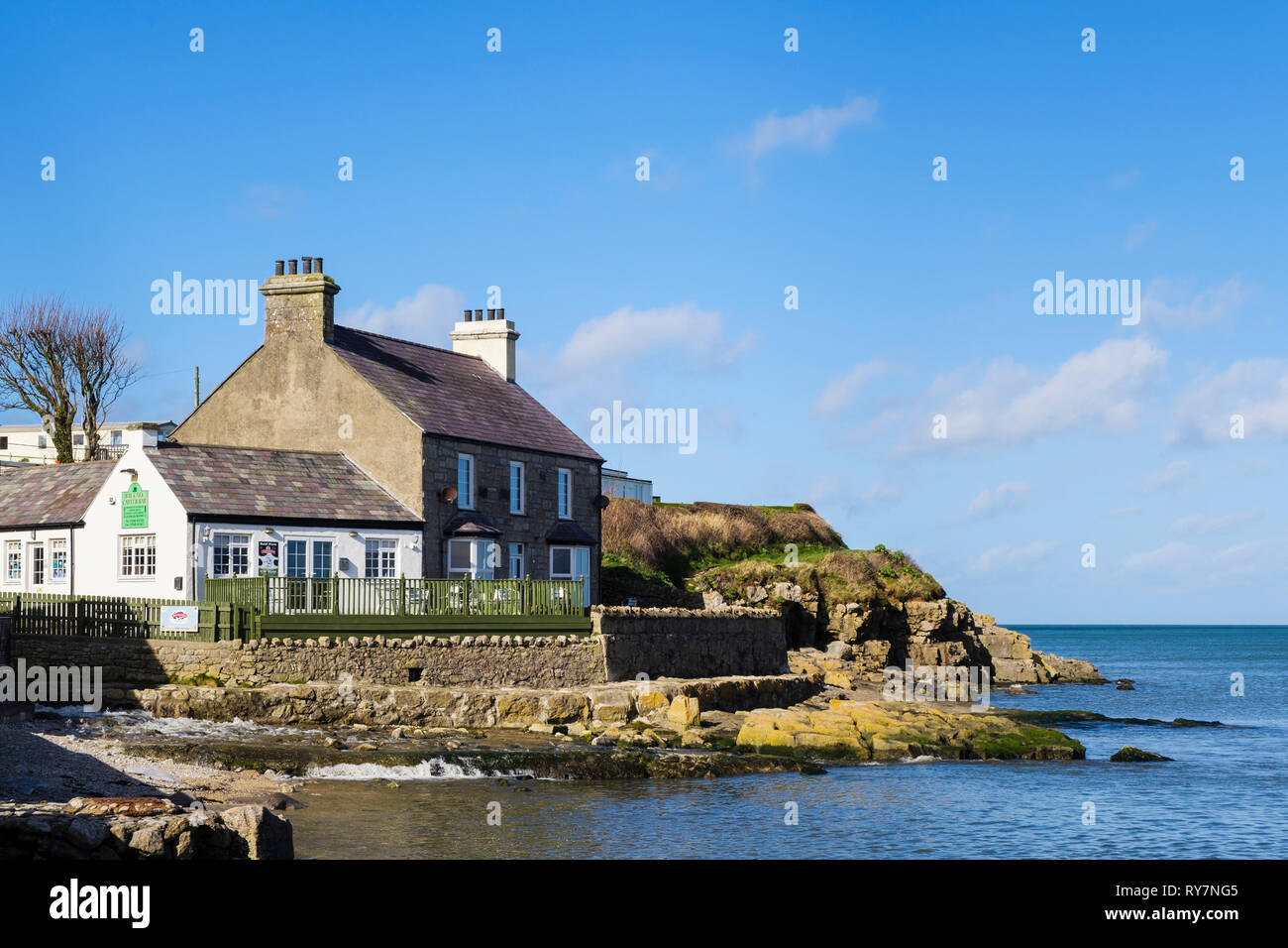 Bay Cafe e il sentiero costiero sulla costa rocciosa che si affaccia sul mare. Benllech, Isola di Anglesey, Galles del Nord, Regno Unito, Gran Bretagna, Europa Foto Stock