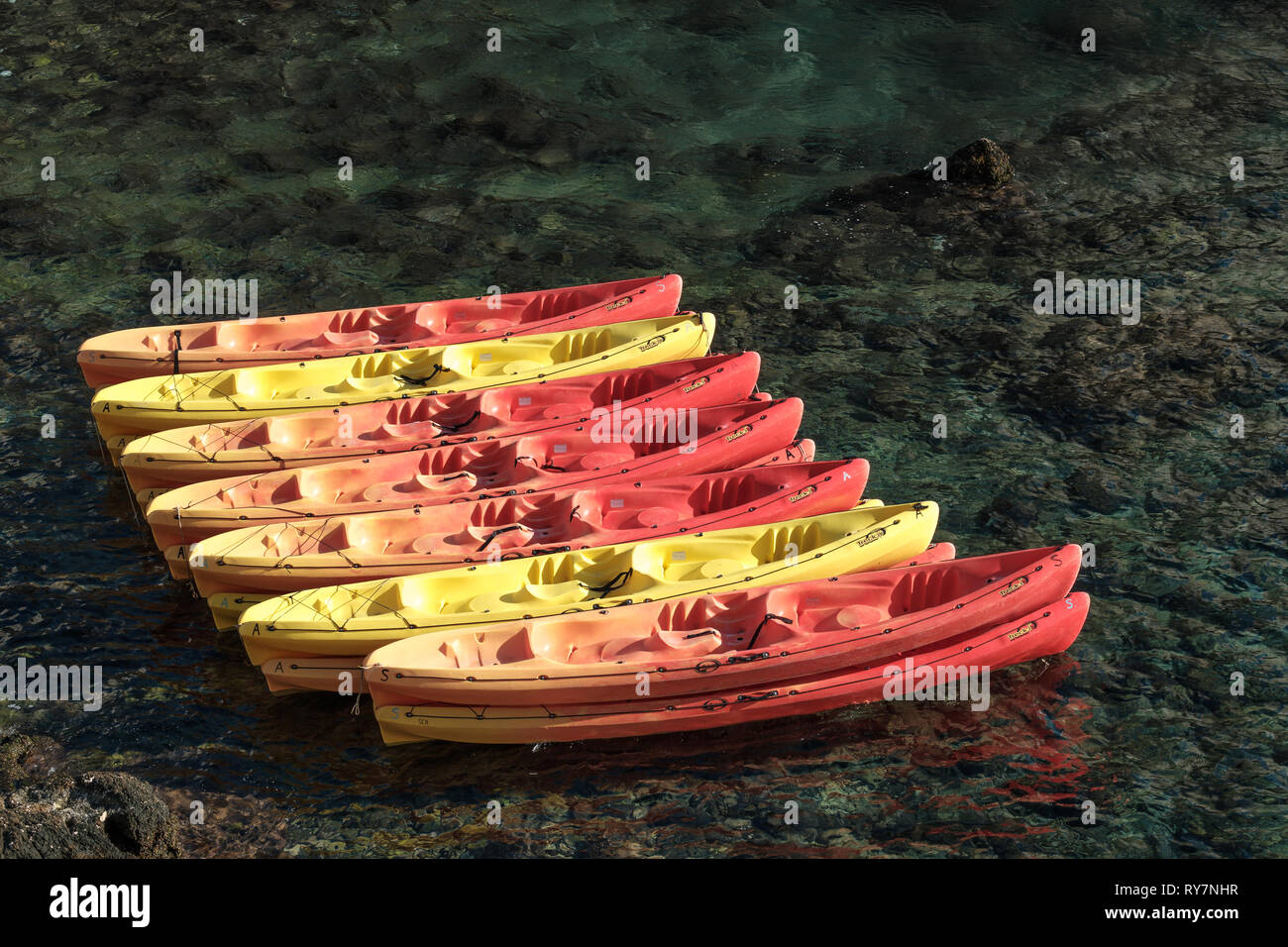 Canoe colorate in fila sul mare su di un giorno d'estate, Dubrovnik, Croazia Foto Stock