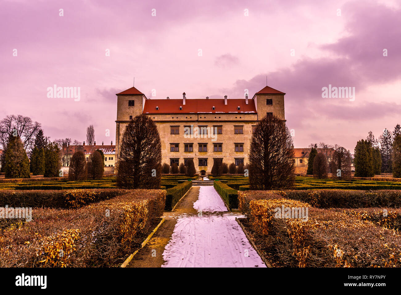 Il castello di Bucovice Chateau giardino nel cortile delle linee guida con blu cielo nuvoloso in inverno Foto Stock