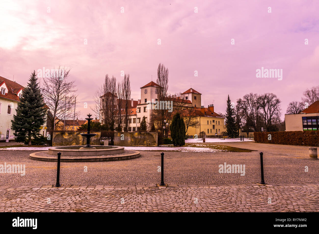 Il castello di Bucovice Chateau punto di vista dall'Namesty Svobody quadrato con blu cielo nuvoloso in inverno Foto Stock