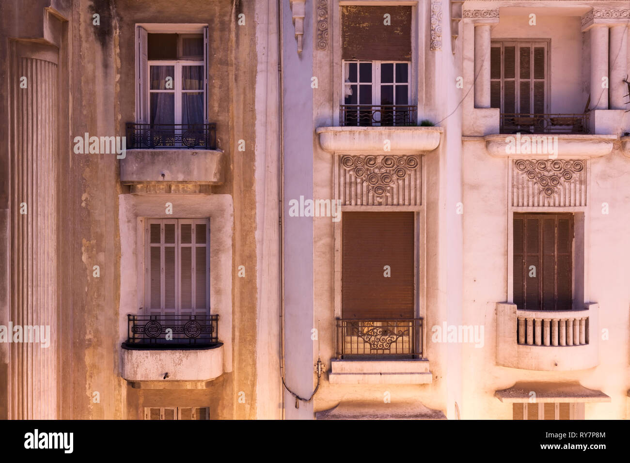 Edifici appartamento a notte. Casablanca, Casablanca-Settat, Marocco, Africa. Foto Stock