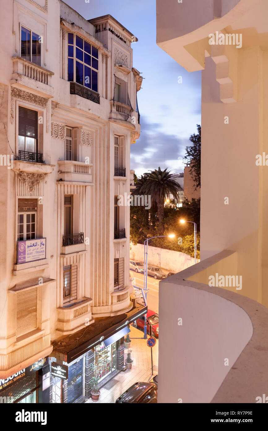 Un edificio di appartamenti di notte lungo Rue Abou Soufiane. Casablanca, Casablanca-Settat, Marocco, Africa. Foto Stock