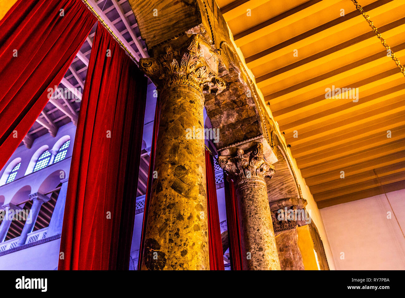 Salonicco Hagios Demetrios Cattedrale basso angolo con colonne di stile corinzio scultura in pietra capitelli in rilievo Foto Stock