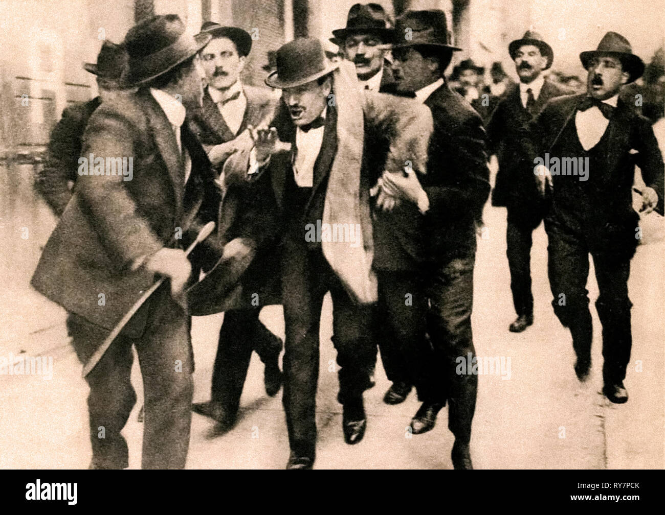 L'arresto del giovane Benito Mussolini durante una manifestazione interventista in Italia nel 1915 Foto Stock