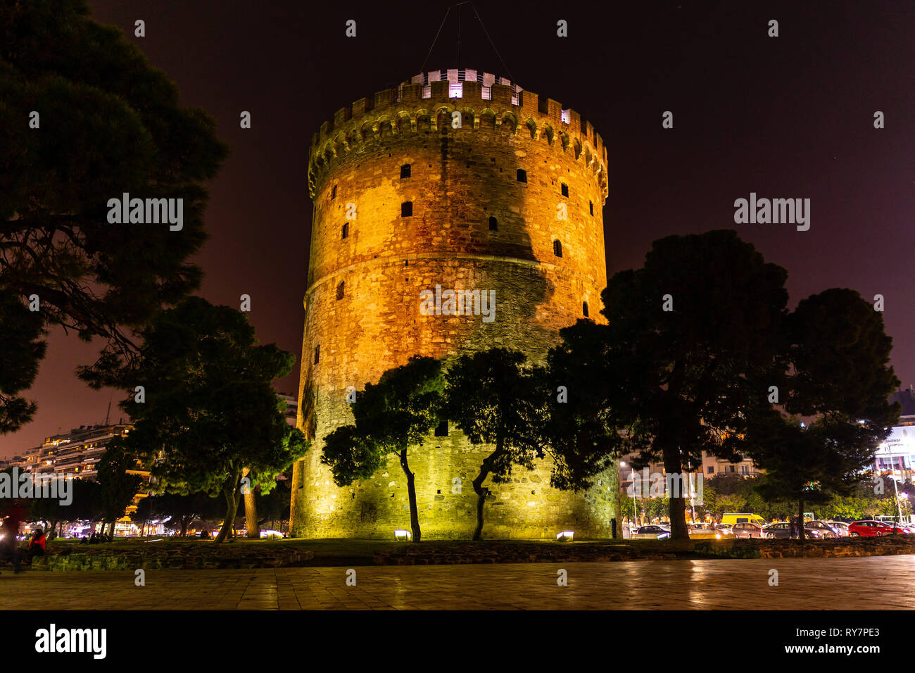 Salonicco Torre Bianca illuminato con luci e alberi vista frontale di notte Foto Stock