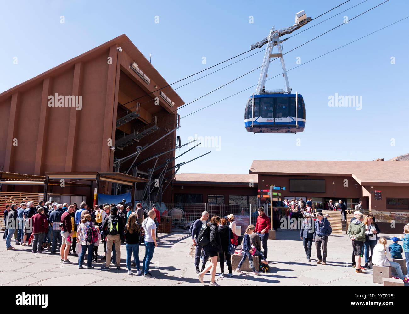 La gente in coda per la funivia per il Monte Teide, Tenerife, Isole Canarie Foto Stock