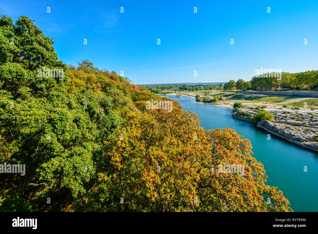 Il fiume Gardon nella regione della Provenza della Francia meridionale in una bella giornata di sole a fine estate, inizio autunno Foto Stock