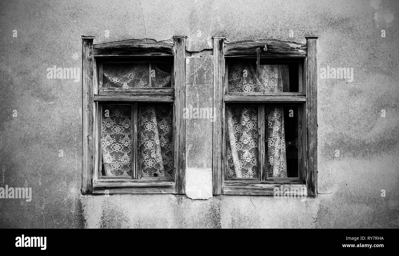 Windows in un vecchio abbandonato casa del villaggio di Cigoc nella contea di Sisak-Moslavina in Croazia Centrale Foto Stock