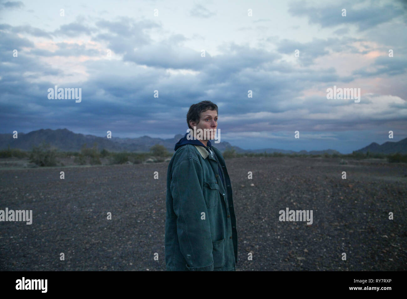 Data di rilascio: 2019 Titolo: Nomadland STUDIO: Fox Searchlight Pictures Regista: Chloe Zhao trama: una donna nel suo anni sessanta che, dopo aver perso tutto nel grande recessione, si imbarca in un viaggio attraverso il west americano, vive come un van-abitazione moderno-giorno nomadi. STARRING: FRANCES MCDORMAND. (Credito Immagine: © Fox Searchlight Pictures/Entertainment Immagini) Foto Stock