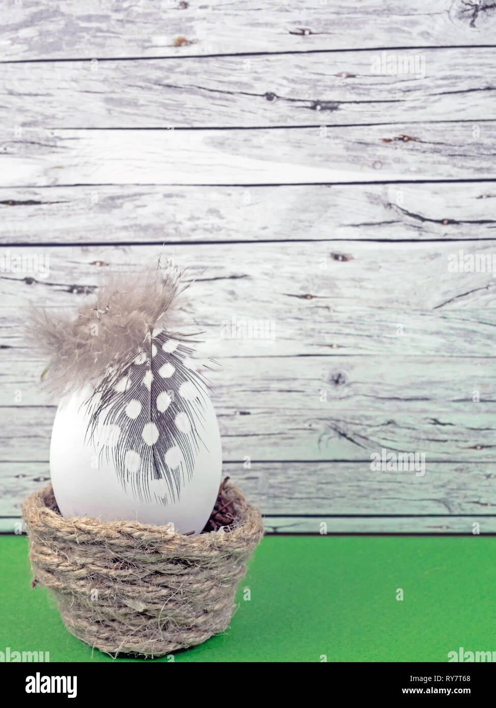 Sfondo di pasqua con uovo di pasqua isolato sul verde nella parte anteriore del legno Foto Stock