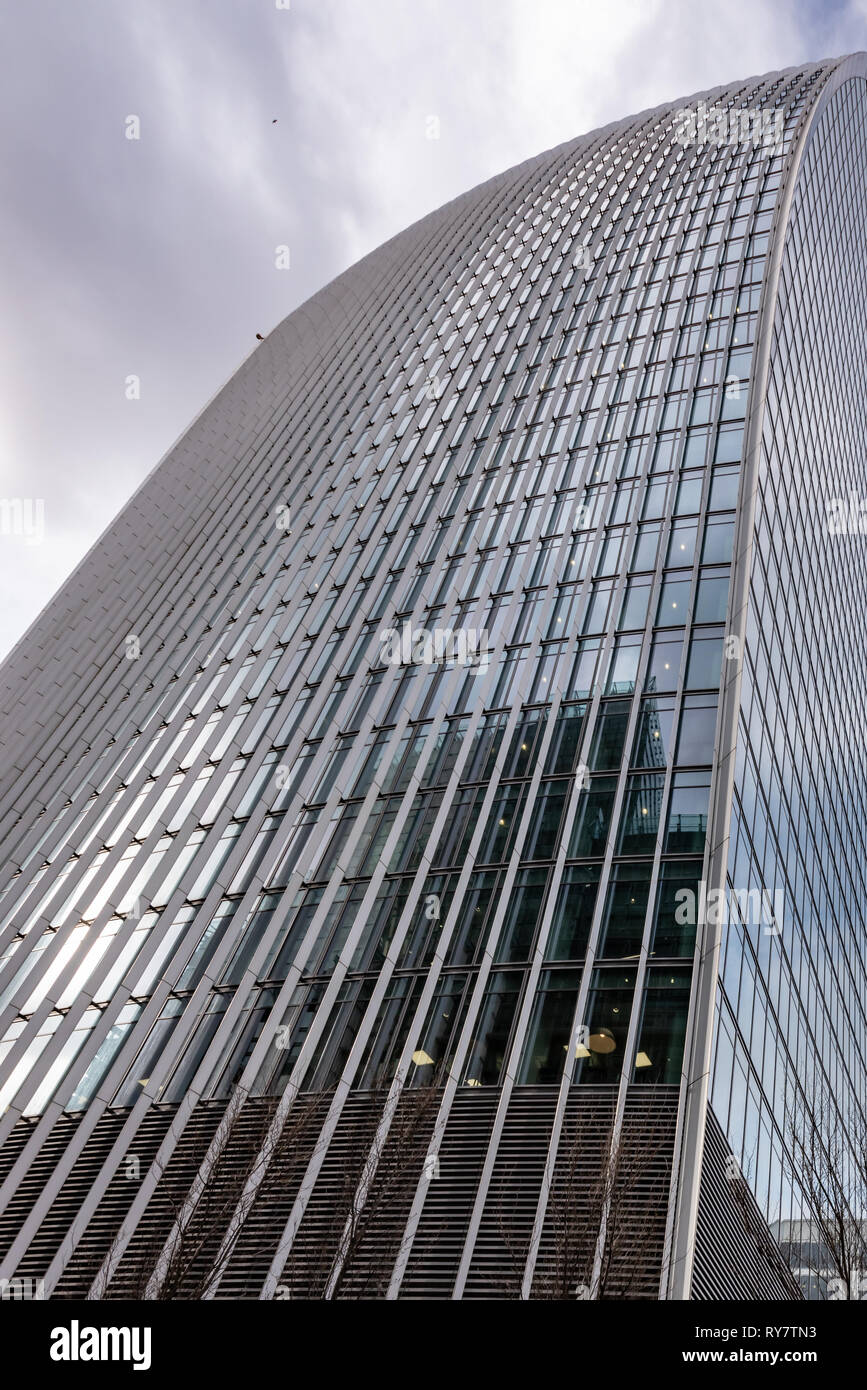 Come le scale di un gigantesco serpente di acciaio, il curtainwall del "walkie-talkie" edificio sorge skywards Foto Stock