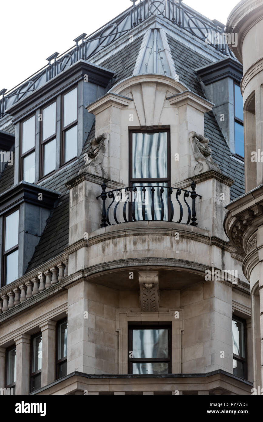 Guardando più a casa in un francese chateaux, questo balcone adorna di un ufficio in Eastcheap Foto Stock
