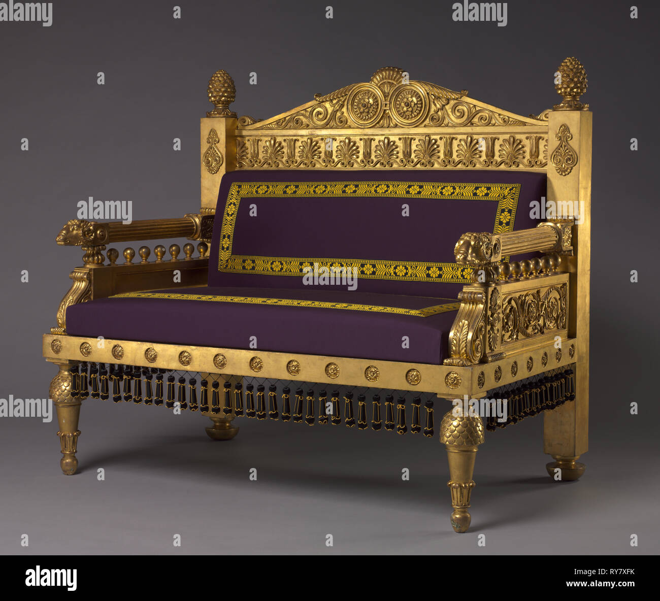 Divano, c. 1802-1807. Thomas Speranza (British, 1769-1831), Sconosciuto Maker (inglese). Gilt-legno, lana di riproduzione selleria; complessivo: 102,2 x 113 x 71,1 cm (40 1/4 x 44 1/2 x 28 Foto Stock
