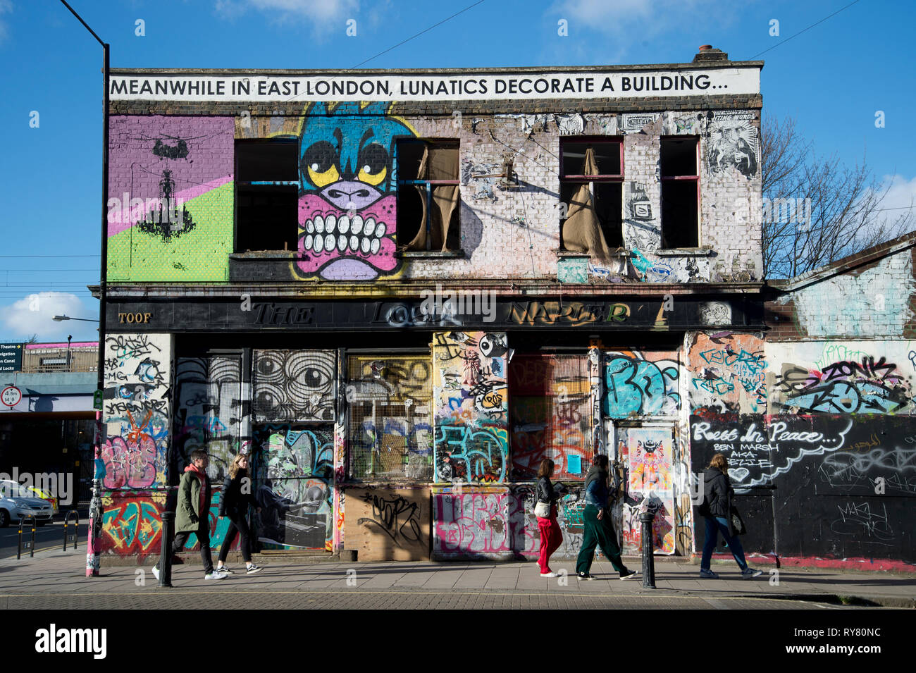 Londra. Hackney Wick. Vecchio edificio accovacciata coperto di graffiti Foto Stock