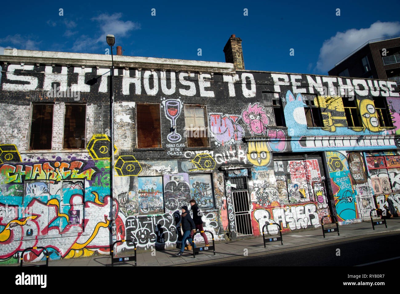 Londra. Hackney Wick. Vecchio edificio accovacciata coperto di graffiti Foto Stock
