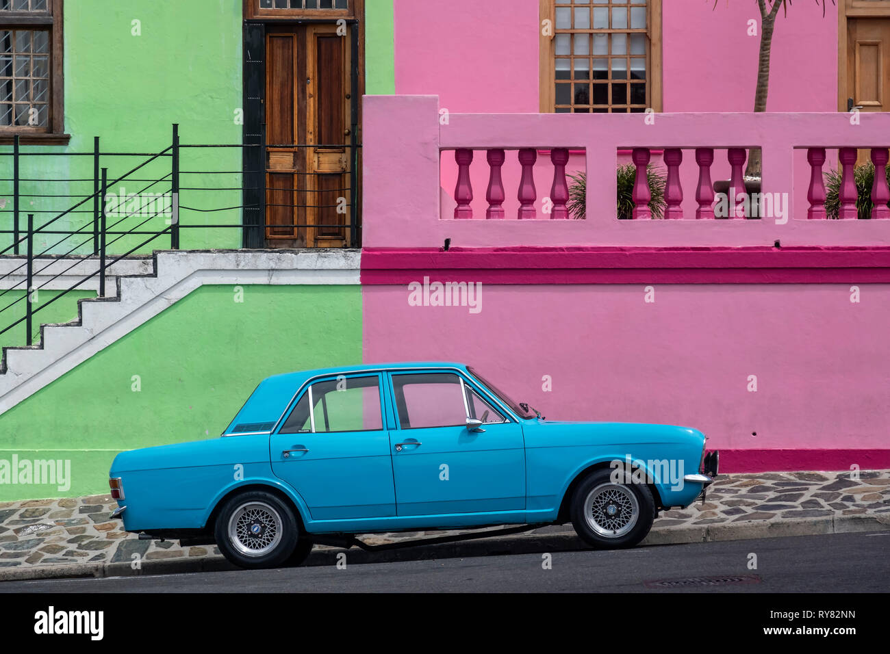 Vecchio Blu Ford Cortina Auto nella parte anteriore del Multi case colorate di Bo Kaap, Cape Town, Western Cape, Sud Africa Foto Stock