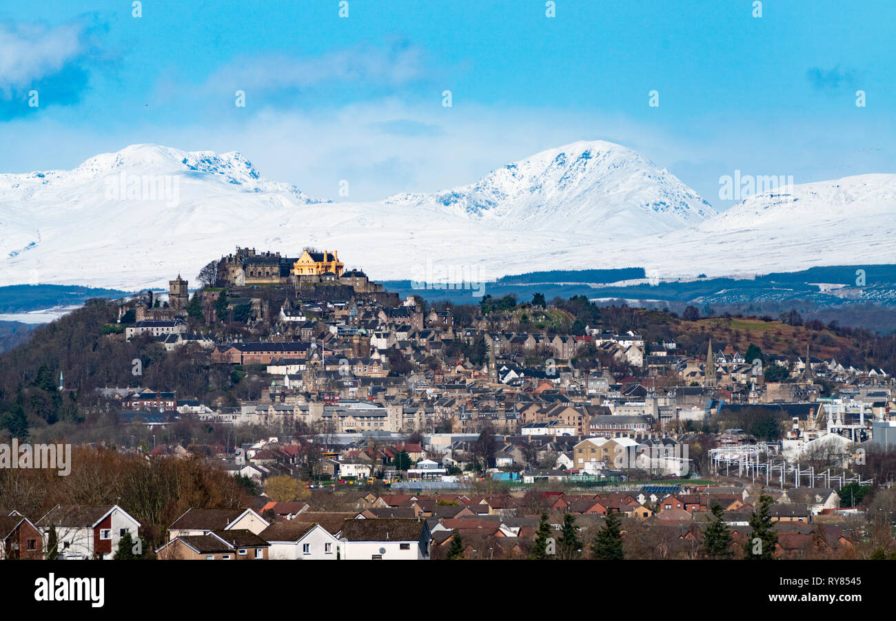 Vista del Castello di Stirling e montagne coperte di neve in Stirlingshire, Scotland, Regno Unito Foto Stock