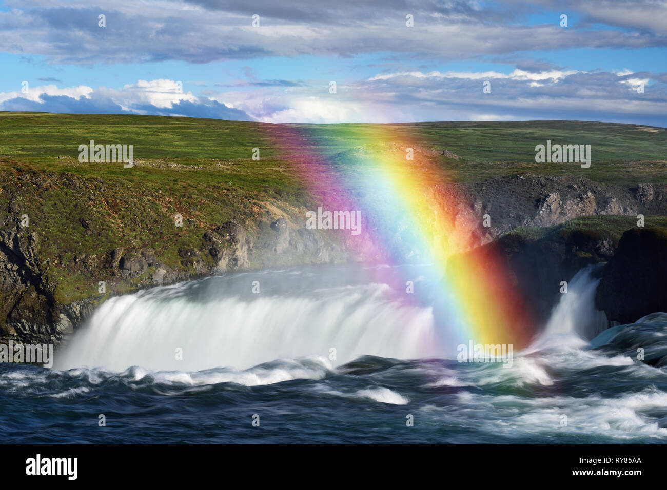 Paesaggio estivo in Islanda, l'Europa. Cascate Godafoss e Rainbow. Giornata soleggiata con belle nuvole Foto Stock