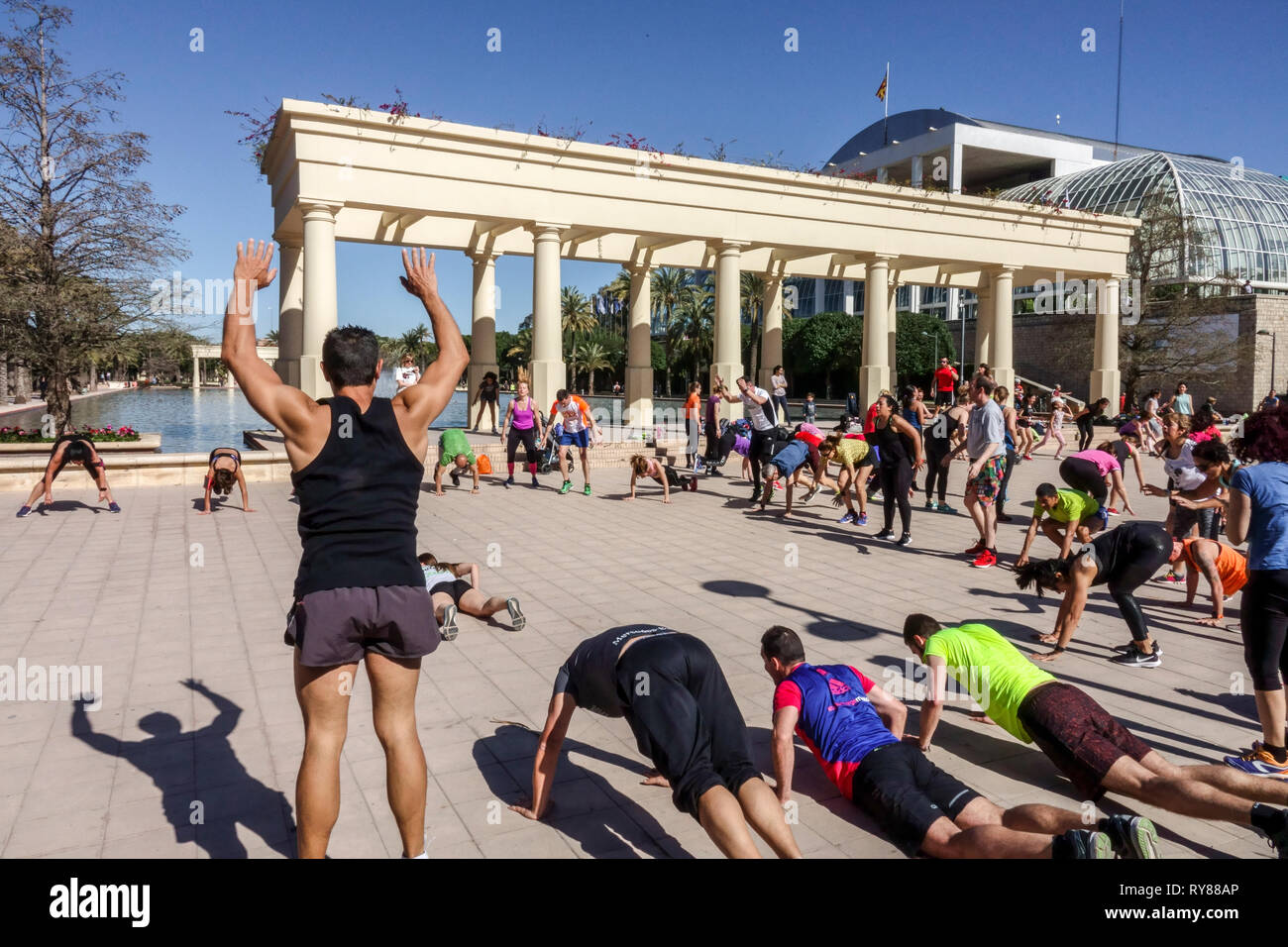 Folla di persone che si allenano nel Valencia Turia Park, di fronte al Palazzo della Musica, Valencia Spagna fitness all'aperto Foto Stock