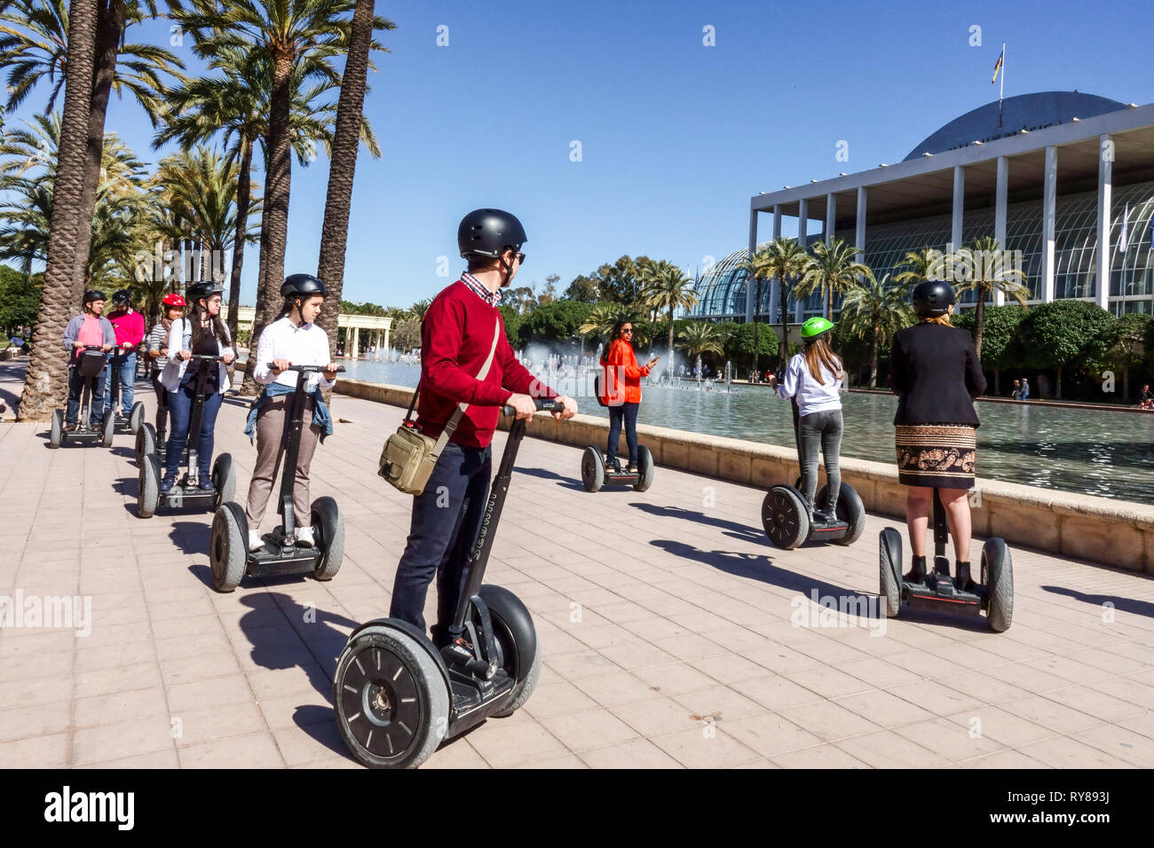 Valencia Turia Park, persone in segway, posto di fronte al Palazzo della Musica, Spagna Turismo Foto Stock