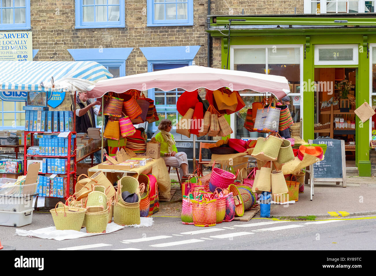 Southwold, Regno Unito - 7 settembre, 18 - Street bancarella vendendo vimini tessuto cesti nel mercato all'aperto di Southwold Foto Stock