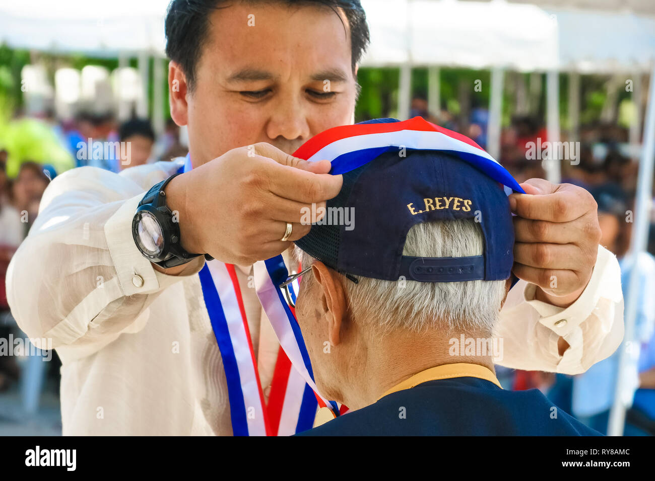 WWII Soldier essendo aggiudicati da Philippine Veterans Affairs Office - 74Bataan Giorno Anniversario - Capas Santuario, Tarlac, Filippine Foto Stock