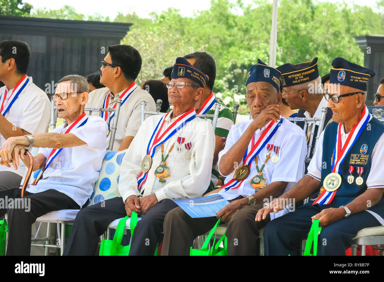 I veterani della Seconda guerra mondiale fino allo strappo durante un parlato emotivo al 74Bataan Giorno Anniversario - Capas Santuario, Tarlac, Filippine Foto Stock