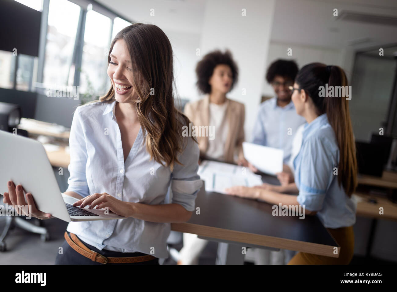 La gente di affari di lavoro e di brainstorming in office Foto Stock