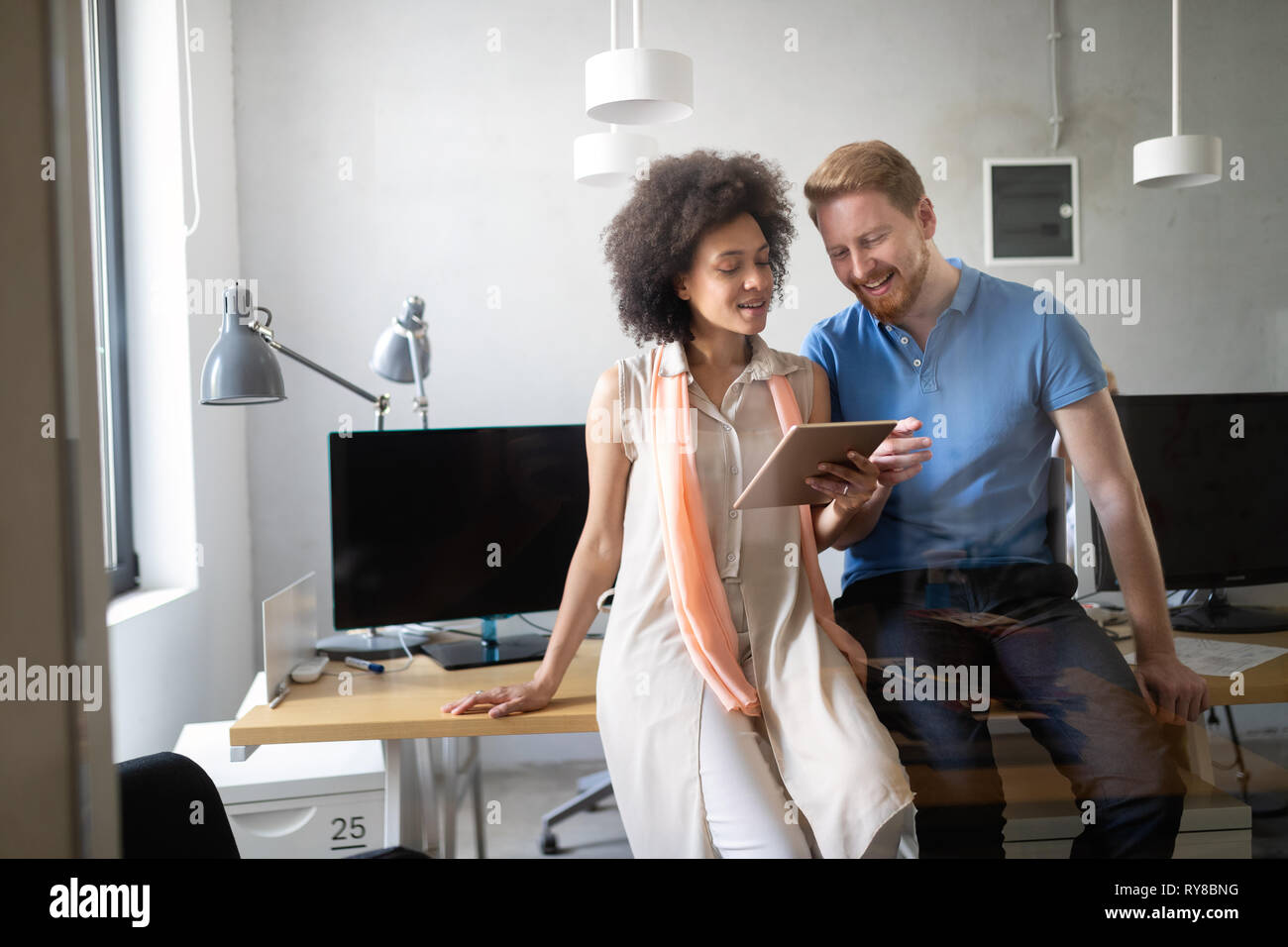 Programmatore pagine lavora in una via di sviluppo software ufficio aziendale Foto Stock