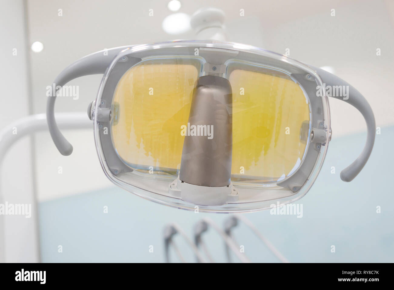 Basso angolo di visione della luce chirurgica in studio dentistico Foto Stock
