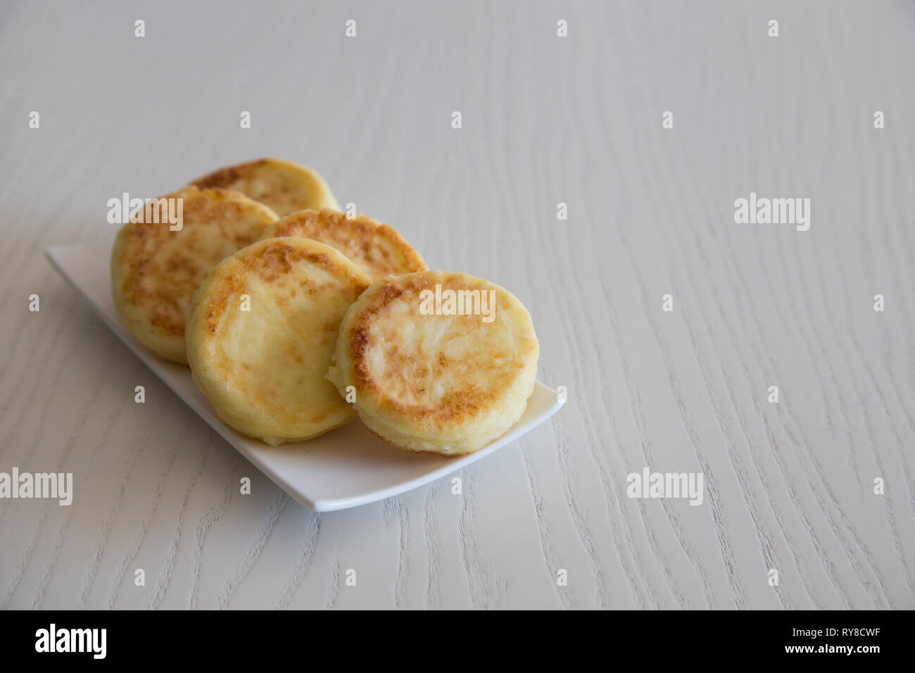 Cottage cheese pancakes, tradizionali fatti in casa di Ucraina e Russia syrniki. Una sana prima colazione Foto Stock