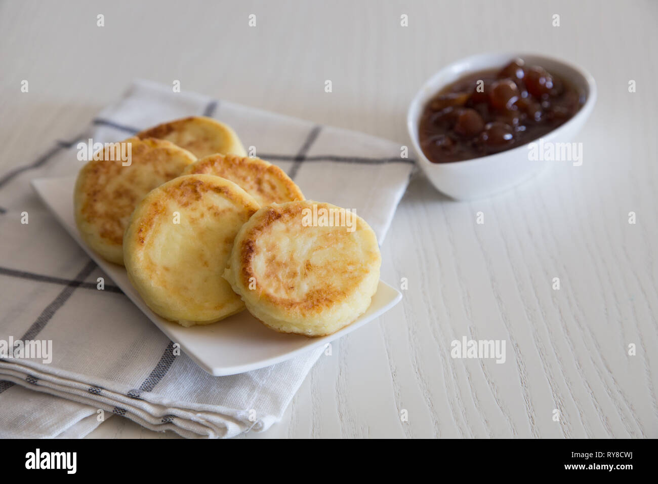 Cottage cheese pancakes, tradizionali fatti in casa di Ucraina e Russia syrniki. Una sana prima colazione Foto Stock