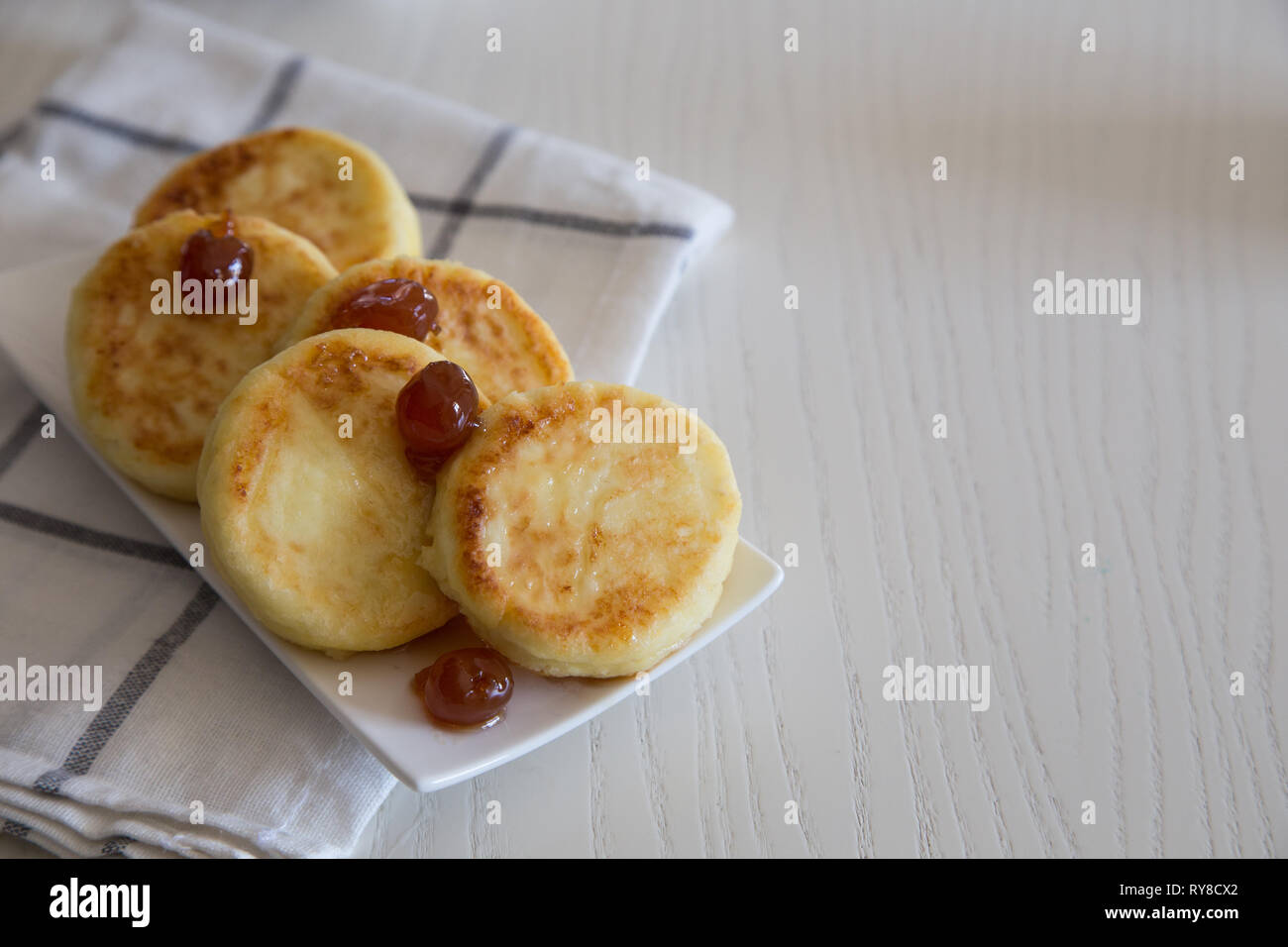 Cottage cheese pancakes, tradizionali fatti in casa di Ucraina e Russia syrniki. Una sana prima colazione Foto Stock
