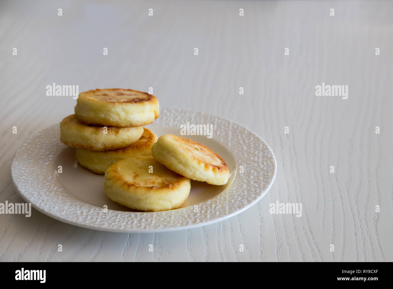 Cottage cheese pancakes, tradizionali fatti in casa di Ucraina e Russia syrniki. Una sana prima colazione Foto Stock