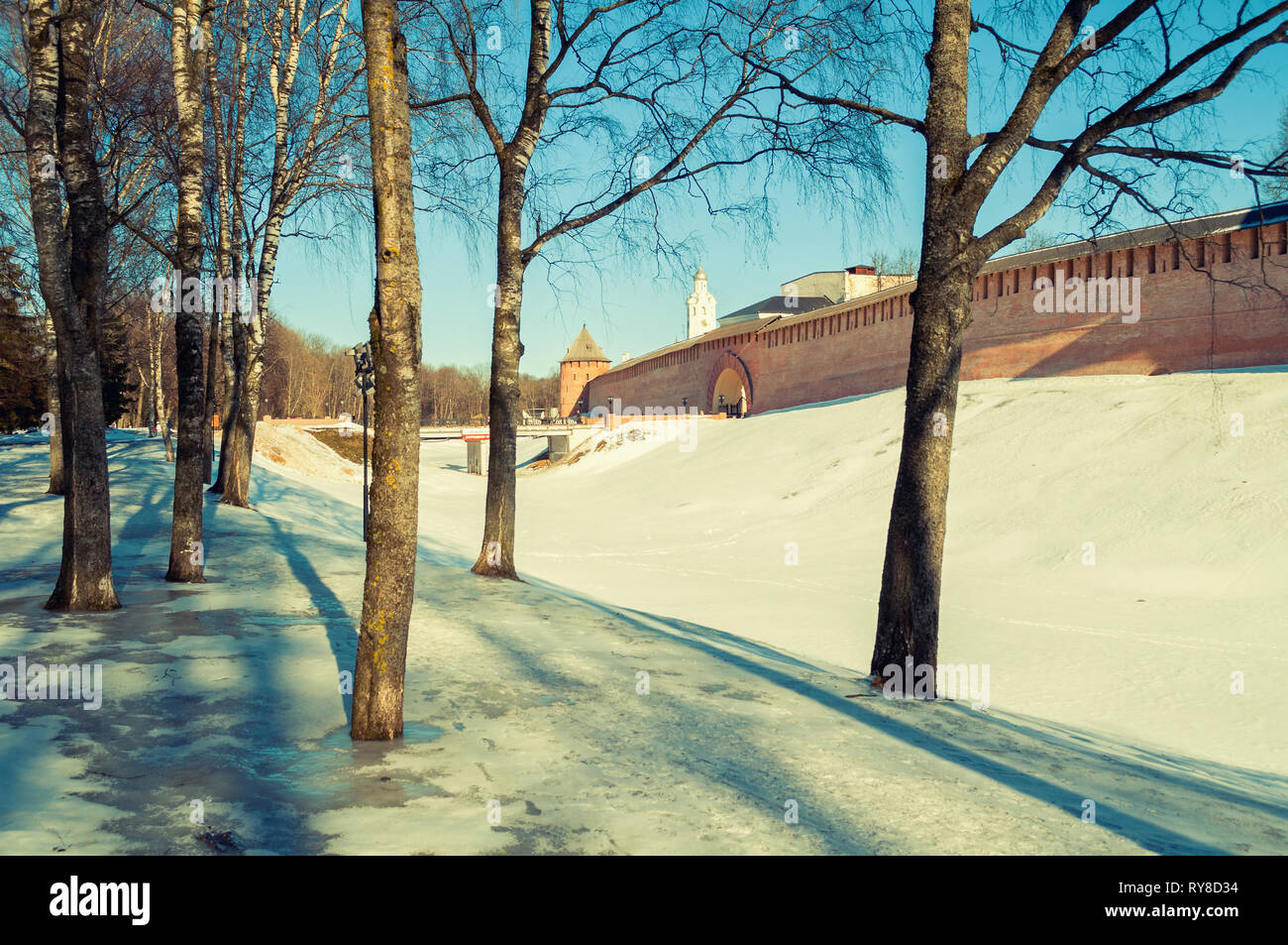 Veliky Novgorod Cremlino fortezza nel giorno di inverno in Veliky Novgorod, Russia, inverno panoramica vista in toni rétro Foto Stock