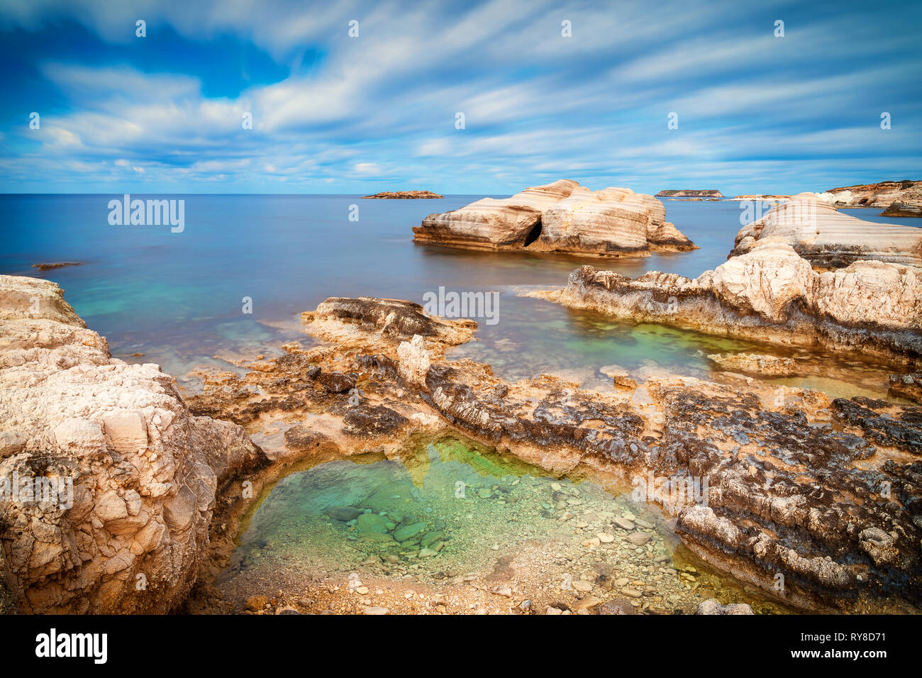 Le grotte di mare sulla Baia del Corallo costa, Cipro, Peyia, distretto di Paphos Foto Stock