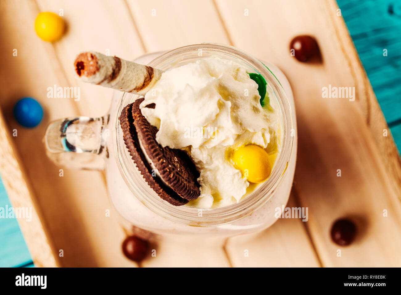 Fragole fresche frappè sul tavolo blu. Foto Stock