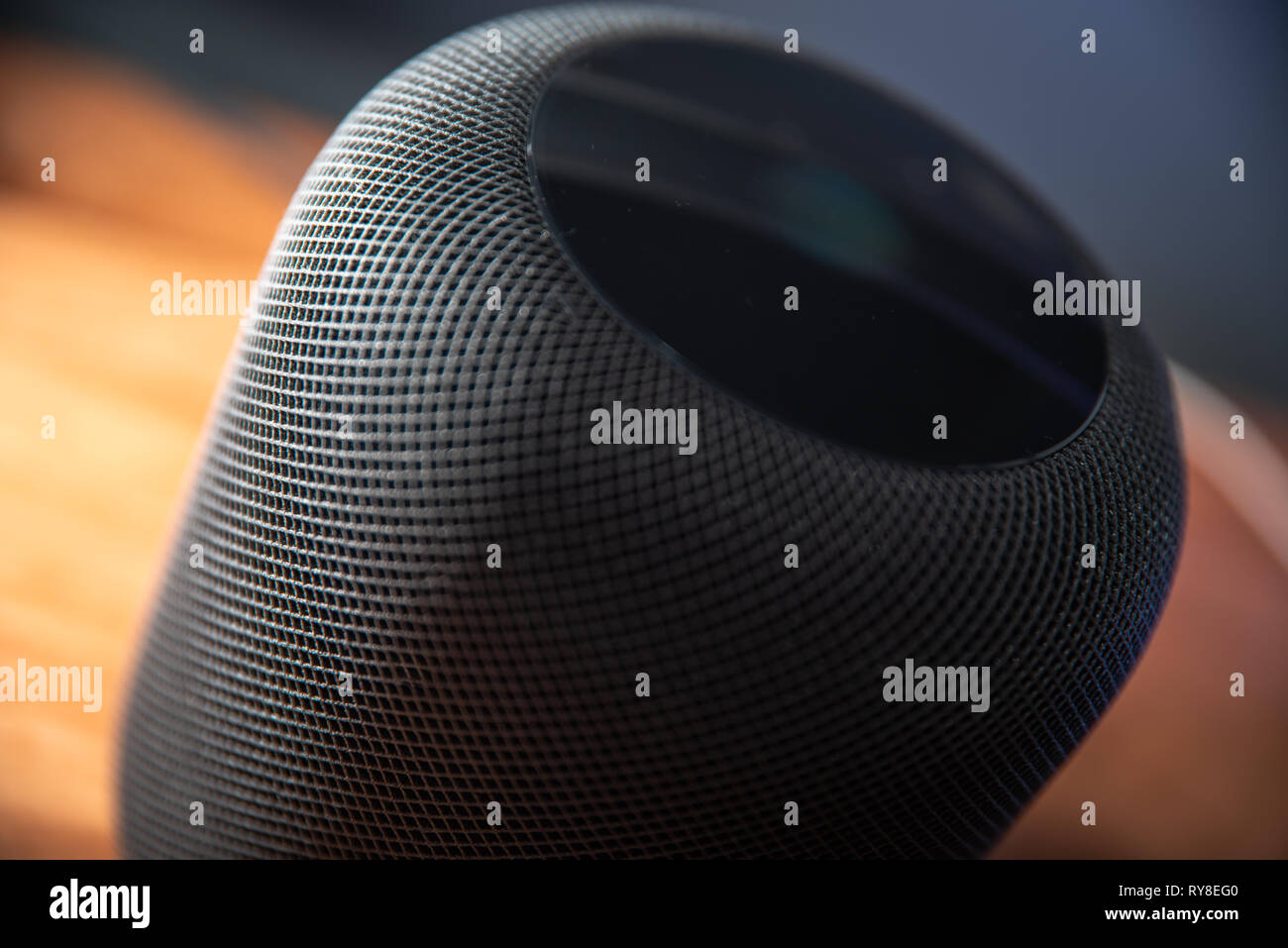 Detal colpi di smart speaker homepod colorato Foto Stock