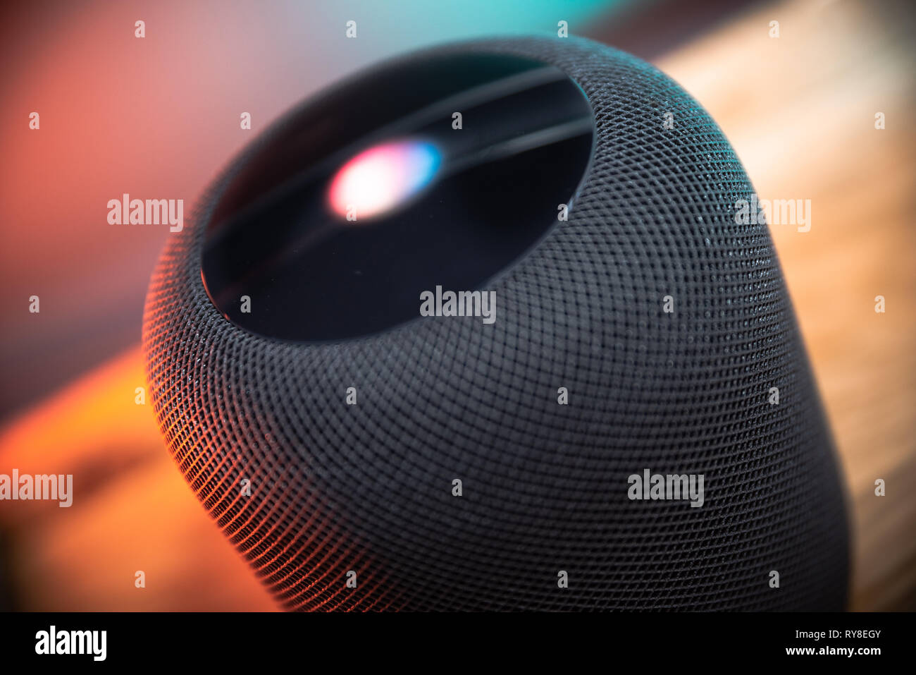 Detal colpi di smart speaker homepod colorato Foto Stock