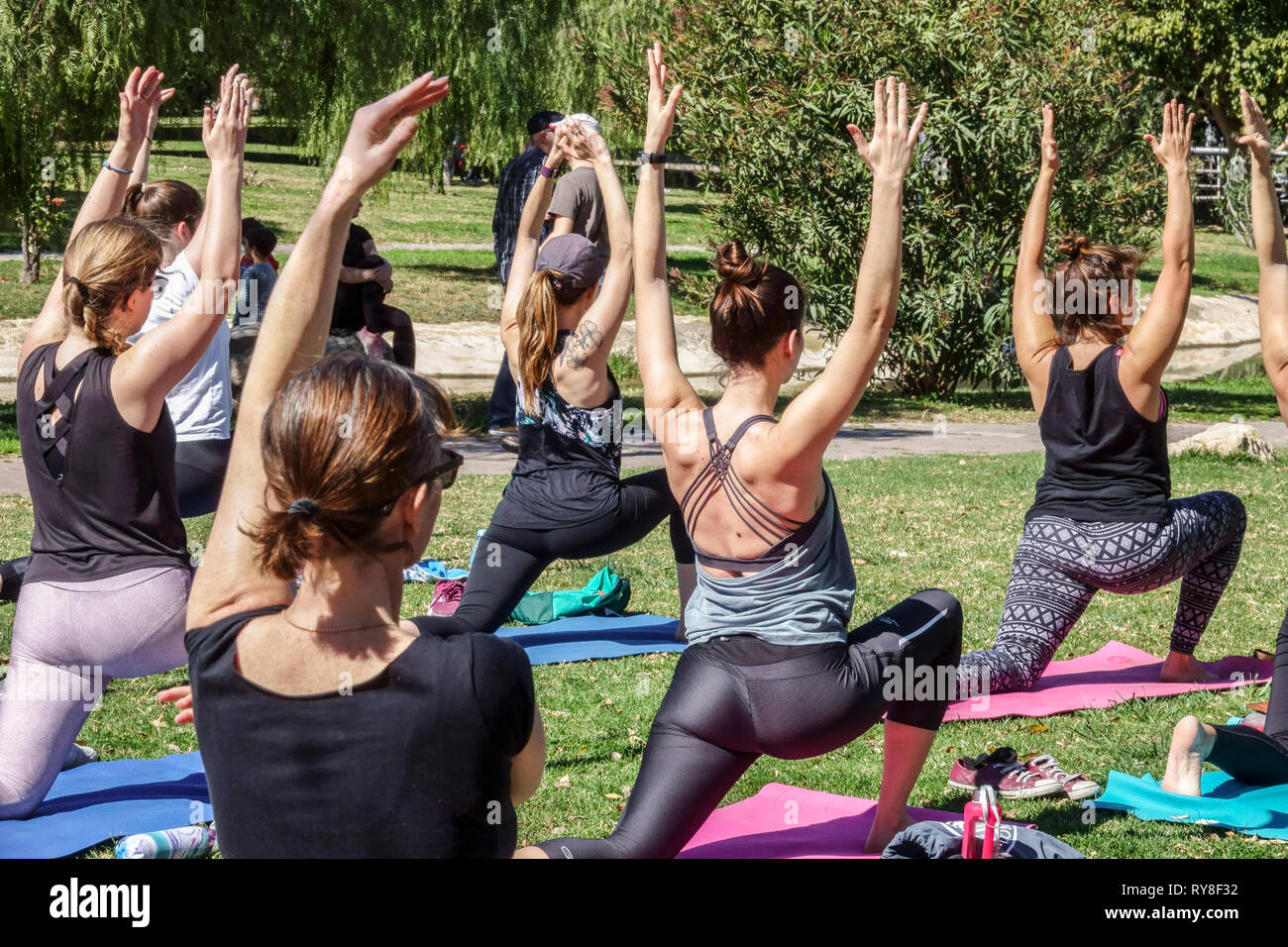 Valencia Turia Park, persone, donne si incontrano e si esercitano nel parco della città all'aria aperta, Valencia Spagna yoga classe gruppo fitness stile di vita sano Foto Stock