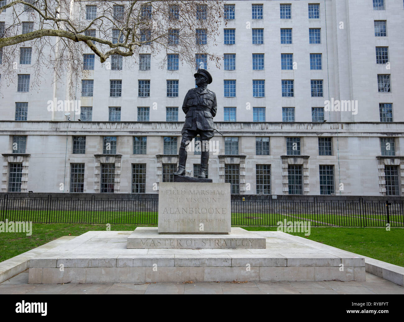 Statua del maresciallo di campo Visconte Alan Brooke sul verde del Raleigh, Whitehall, London, Regno Unito Foto Stock
