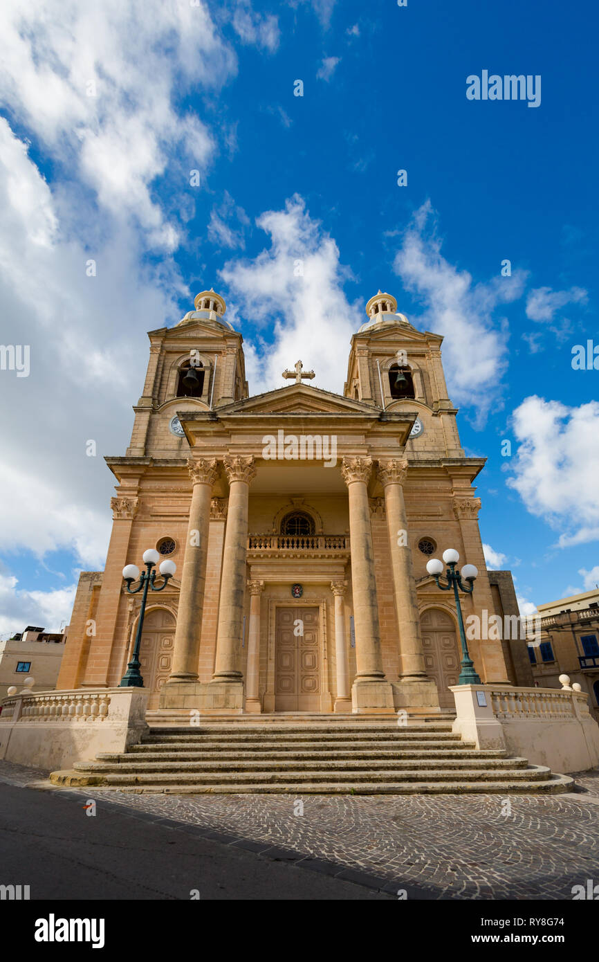 Bella arenaria architettura sacrale cistyscape dell isola di Malta. Bellissimo paesaggio nel sud Europa. Foto Stock